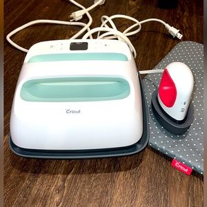Cricut EasyPress 2 in Mint, EasyPress Mini in Raspberry, & Mat bundle